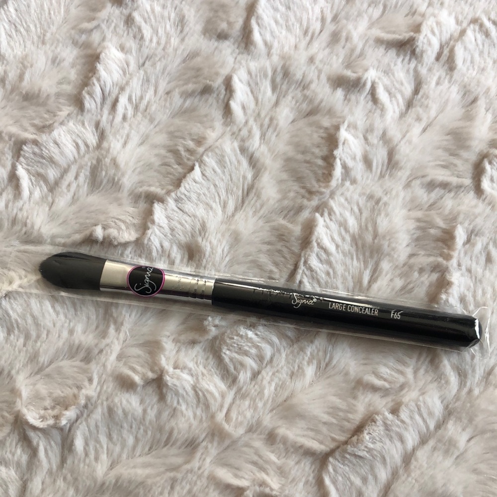 Sigma F65 Large Concealer Brush